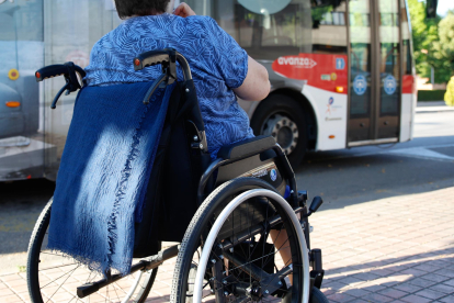 Usuaria de los autobuses en silla de ruedas.