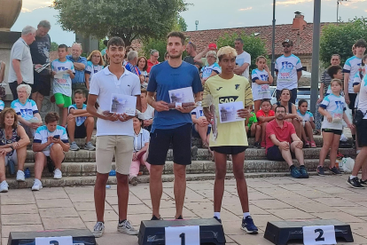 Pódium sénior masculino de la IX Carrera Popular Diego Barranco.