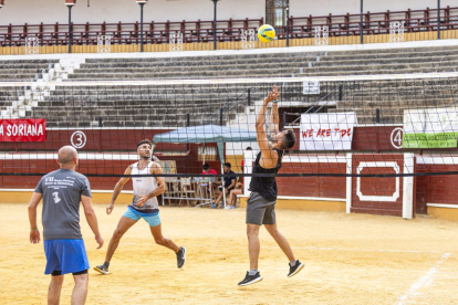 Primeros enfrentamientos en la Plaza de Toros