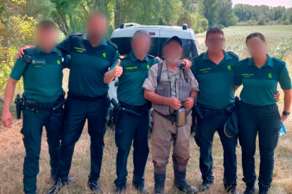 Agentes con el pescador.