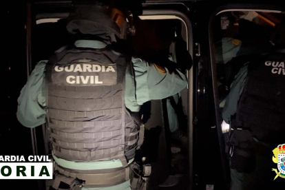 Agentes durante la operación.