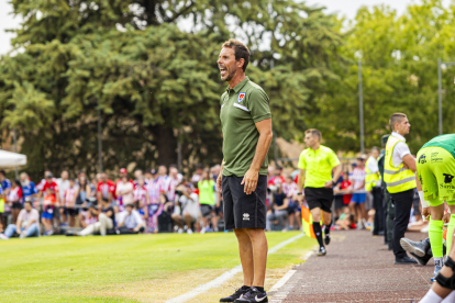 Aitor Calle da indicaciones en el primer amistoso del verano ante el Atlético de Madrid.