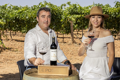 Agustín y Marta Postigo posan en el corazón de Bodegas de Postín, una parcela de historia centenaria que vuelve a la vida.