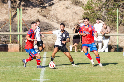 El Numancia sólo cedió ante un Primera Federación en la tanda de penaltis. En la imagen los rojillos Cristian y Conte.