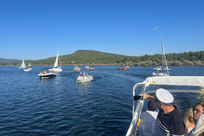 La imagen de la Virgen del Carmen acompañó a decenas de navegantes en aguas del embalse soriano de Cuerda del Pozo.