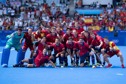 Los jugadores españoles, con Rafa Revilla el primero agachado por la derecha, celebrando  la victoria sobre Bélgica.