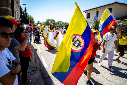 Demostración de folclore de países latinoamericanos en El Royo.