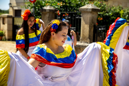 Demostración de folclore de países latinoamericanos en El Royo.