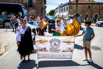 Demostración de folclore de países latinoamericanos en El Royo.