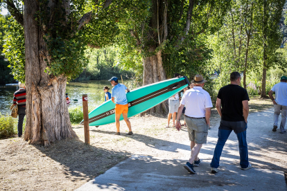 Cerca de 200 participantes se han sumado a la ya tradicional travesía Soria-Los Rábanos en piragua.