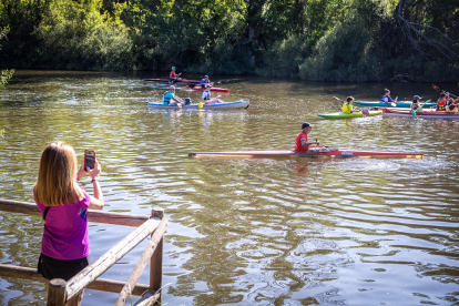 Cerca de 200 participantes se han sumado a la ya tradicional travesía Soria-Los Rábanos en piragua.