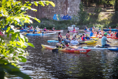 Cerca de 200 participantes se han sumado a la ya tradicional travesía Soria-Los Rábanos en piragua.