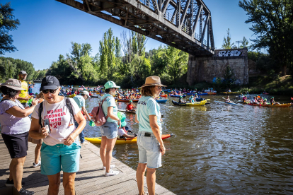 Cerca de 200 participantes se han sumado a la ya tradicional travesía Soria-Los Rábanos en piragua.