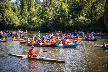 Cerca de 200 participantes se han sumado a la ya tradicional travesía Soria-Los Rábanos en piragua.