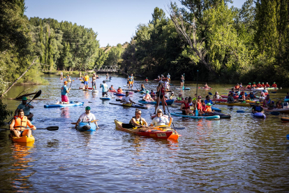 Cerca de 200 participantes se han sumado a la ya tradicional travesía Soria-Los Rábanos en piragua.