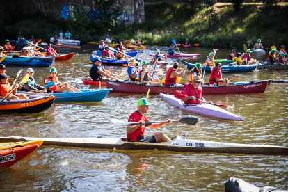 Cerca de 200 participantes se han sumado a la ya tradicional travesía Soria-Los Rábanos en piragua.