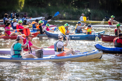 Cerca de 200 participantes se han sumado a la ya tradicional travesía Soria-Los Rábanos en piragua.