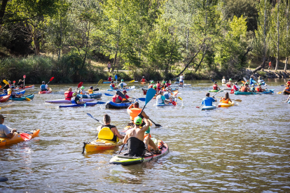 Cerca de 200 participantes se han sumado a la ya tradicional travesía Soria-Los Rábanos en piragua.