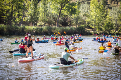 Cerca de 200 participantes se han sumado a la ya tradicional travesía Soria-Los Rábanos en piragua.