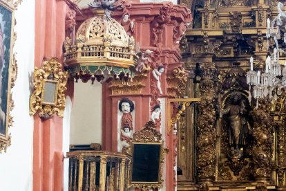 Interior de la ermita tras el repintado.