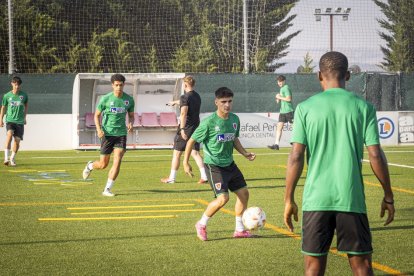 El Numancia juvenil A que dirige Fredy Vera durante su primer entrenamiento de la temporada 24-25.