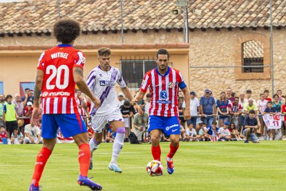 David Sanz en el primer partido de pretemporada del Numancia ante el Atlético de Madrid, en la imagen con el colchonero Koke.