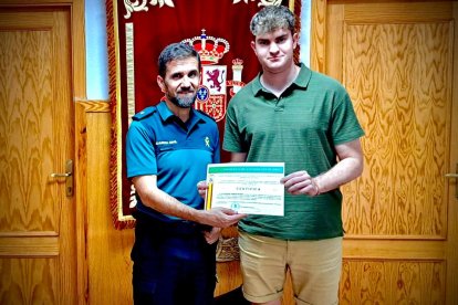 El alumno en prácticas con un agente.