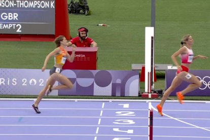 Marta Pérez instantes antes de cruzar la línea de meta para lograr el récord de España.