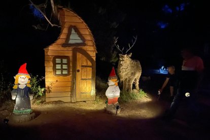 Detalle del Bosque Mágico de San Leonardo en la Noche Iluminada.