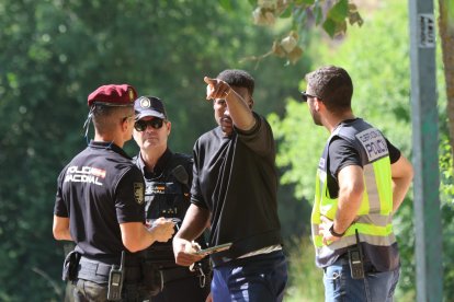 La Policía hablando con una persona.