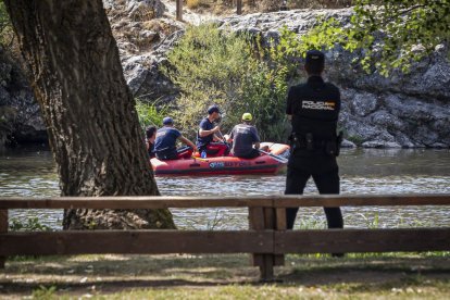 El operativo se desarrolla frente al peñón, junto a la fábrica de harinas