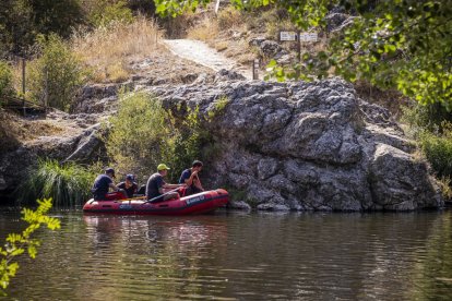 El operativo se desarrolla frente al peñón, junto a la fábrica de harinas