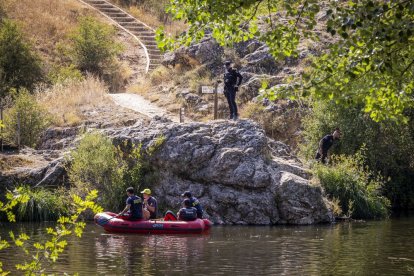 El operativo se desarrolla frente al peñón, junto a la fábrica de harinas