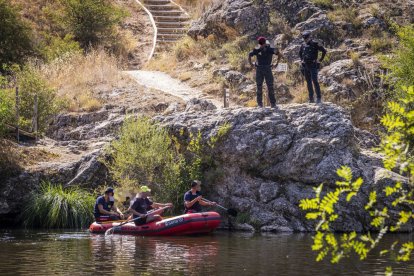 El operativo se desarrolla frente al peñón, junto a la fábrica de harinas