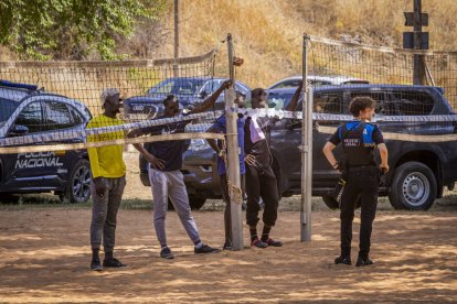 El operativo se desarrolla frente al peñón, junto a la fábrica de harinas