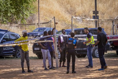 El operativo se desarrolla frente al peñón, junto a la fábrica de harinas