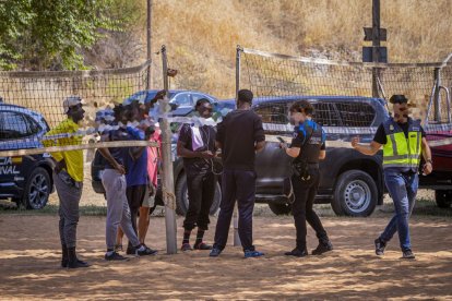 El operativo se desarrolla frente al peñón, junto a la fábrica de harinas