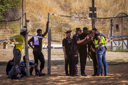 El operativo se desarrolla frente al peñón, junto a la fábrica de harinas