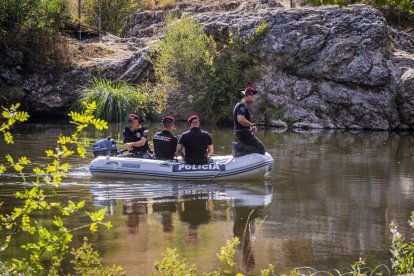 El operativo se desarrolla frente al peñón, junto a la fábrica de harinas