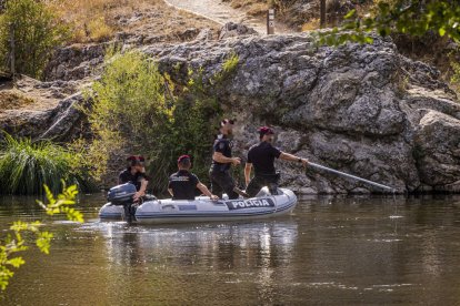 El operativo se desarrolla frente al peñón, junto a la fábrica de harinas