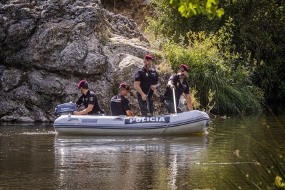 El operativo se desarrolla frente al peñón, junto a la fábrica de harinas