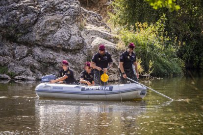 El operativo se desarrolla frente al peñón, junto a la fábrica de harinas