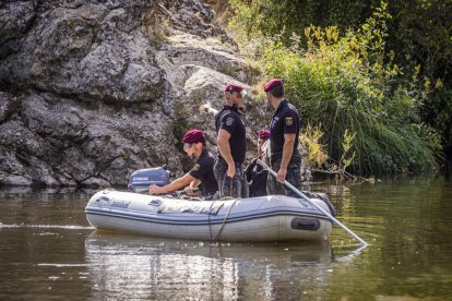 El operativo se desarrolla frente al peñón, junto a la fábrica de harinas