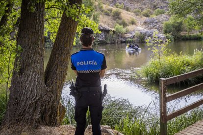 El operativo se desarrolla frente al peñón, junto a la fábrica de harinas