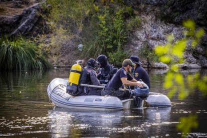 El operativo se desarrolla frente al peñón, junto a la fábrica de harinas