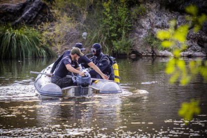 El operativo se desarrolla frente al peñón, junto a la fábrica de harinas