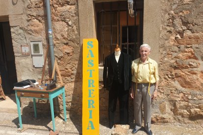 Montejo de Tiermes homenajea a sus abuelos y los negocios que regentaban.