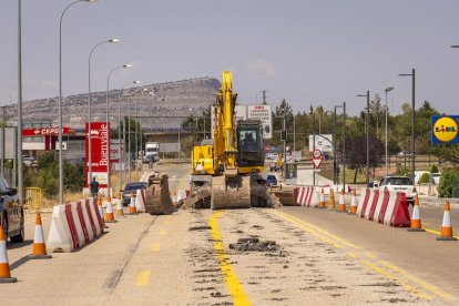 La maquinaria prepara el bulevar de la avenida de Valladolid. MARIO TEJEDOR