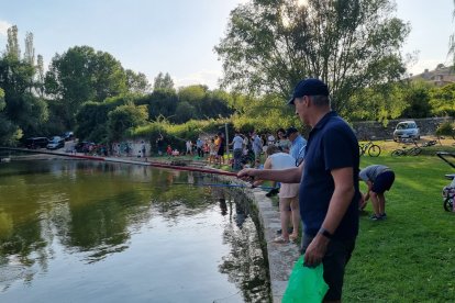 Imagen de la jornada de pesca en en embalse de Los Rábanos.