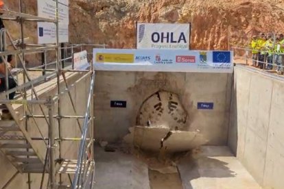 El túnel del emisario para la nueva depuradora de Soria ya ha concluido la fase de perforación. Tras cinco kilómetros de intenso trabajo bajo tierra, la tuneladora Saturia ha vuelto a ver la luz en la mañana de este lunes. La obra permitirá recoger las aguas sucias y llevarlos hasta la estación de tratamiento de aguas residuales (EDAR) que relevará a la actual.